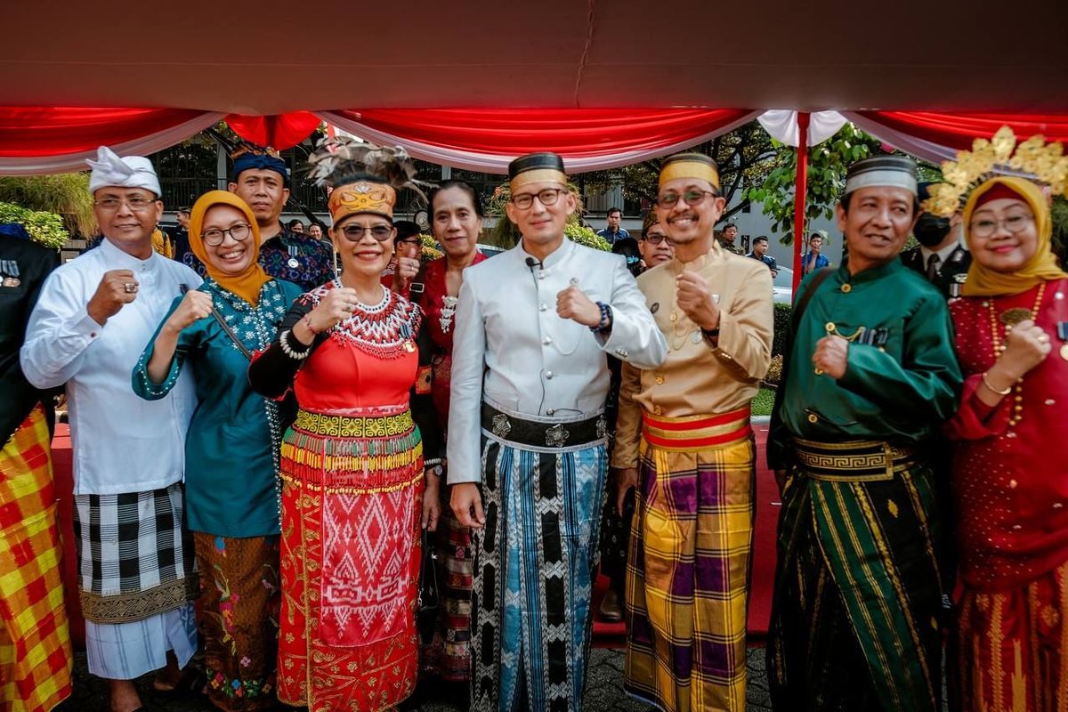 Menparekraf Sandiaga Uno (tengah) memakai baju adat Sulawesi Selatan saat menghadiri upacara HUT ke-78 RI di lingkungan Kementerian Pariwisata dan Ekonomi Kreatif di Jakarta Pusat, Kamis (17/8/2023).