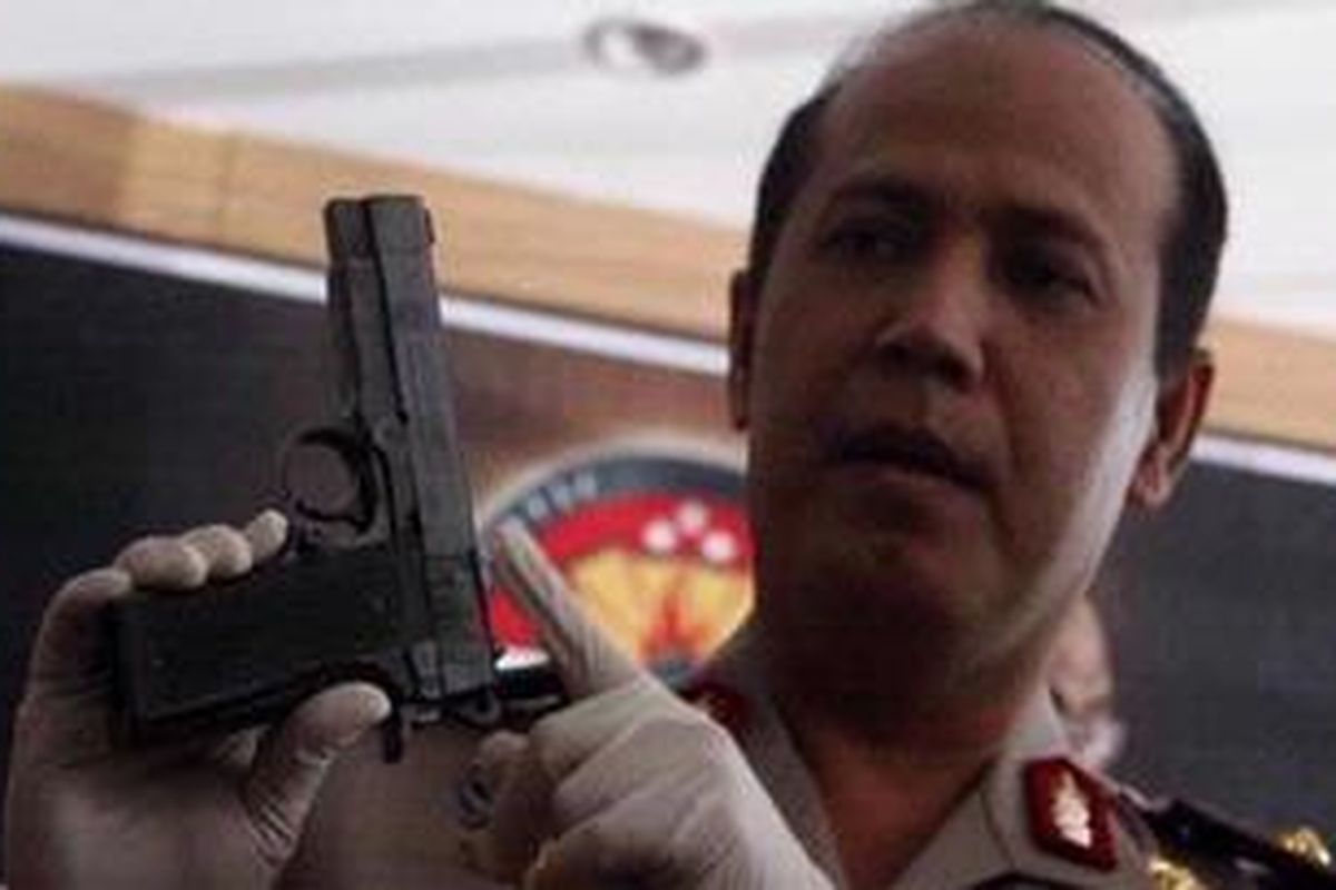 Kepala Biro Penerangan Masyarakat Polri, Brigadir Jenderal Boy Rafli Amar menggelar rilis terkait aksi terorisme di Bojong Gede dan Depok di ruangan Humas Mabes Polri, Jakarta Selatan, Rabu (12/9/2012). Polisi menunjukan berbagai alat-alat yang ditemukan seperti berbagai jenis senjata, alat-alat pembuat rakitan bom serta buku terorisme.