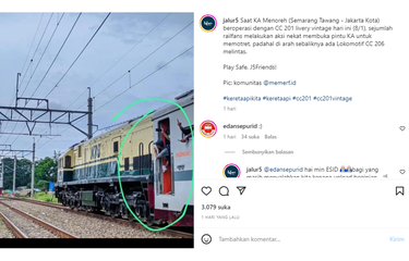 Tangkapan layar unggahan foto yang memperlihatkan sejumlah penumpang berada di bordes dan membuka pintu diduga saat kereta melaju.