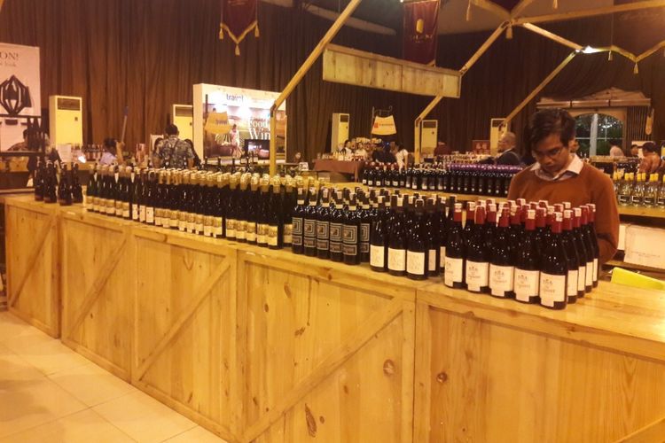 Deretan botol wine yang dijajakan di Wine and Cheese Expo di Mal Kelapa Gading, Jakarta Utara, Jumat (6/4/2018).