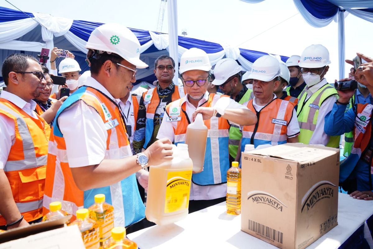 Menteri Perdagangan Zulkifli Hasan dalam pengiriman Minyakita di Dermaga Jamrud Selatan, Pelabuhan Tanjung Perak, Surabaya, Jawa Timur pada Senin (26/9/2022).  
