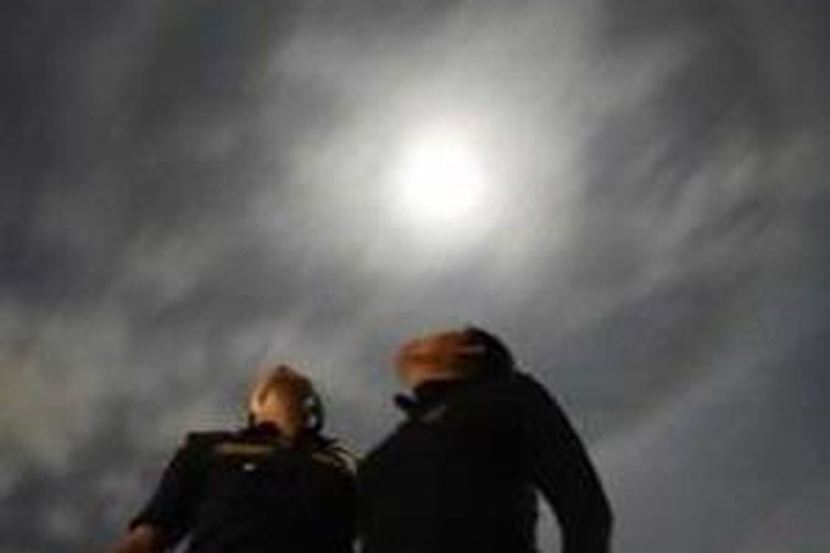 Fenomena alam Halo Bulan disaksikan dari Bandung, Senin (9/2) dini hari