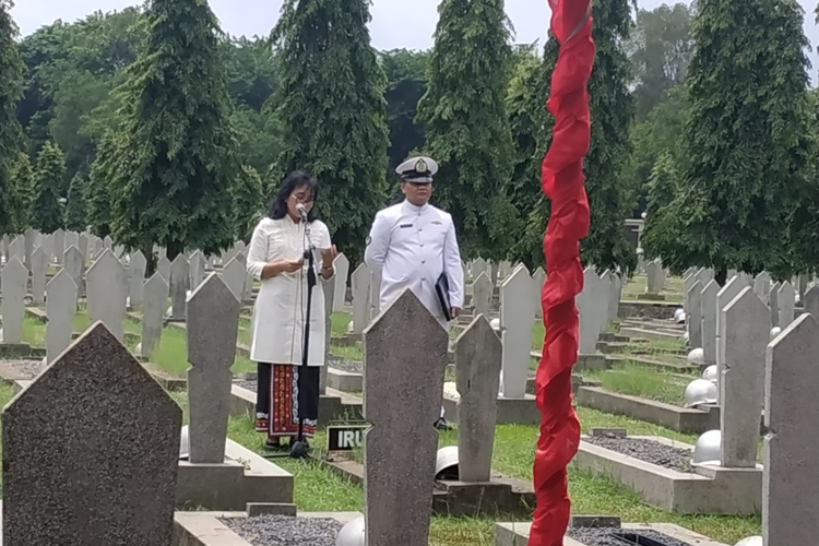 Menteri Pemberdayaan Perempuan dan Perlindungan Anak (PPPA) I Gusti Ayu Bintang Darmavati atau Bintang Puspayoga di Taman Makam Pahlawan (TMP) Kalibata, Jakarta, Senin (6/1/2020).