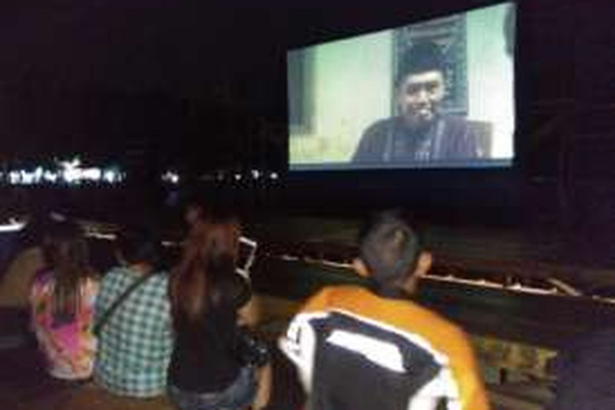 Masyarakat menikmati film-film nasional dalam pada bioskop misbar Bekraf, Jumat (14/10/2016)