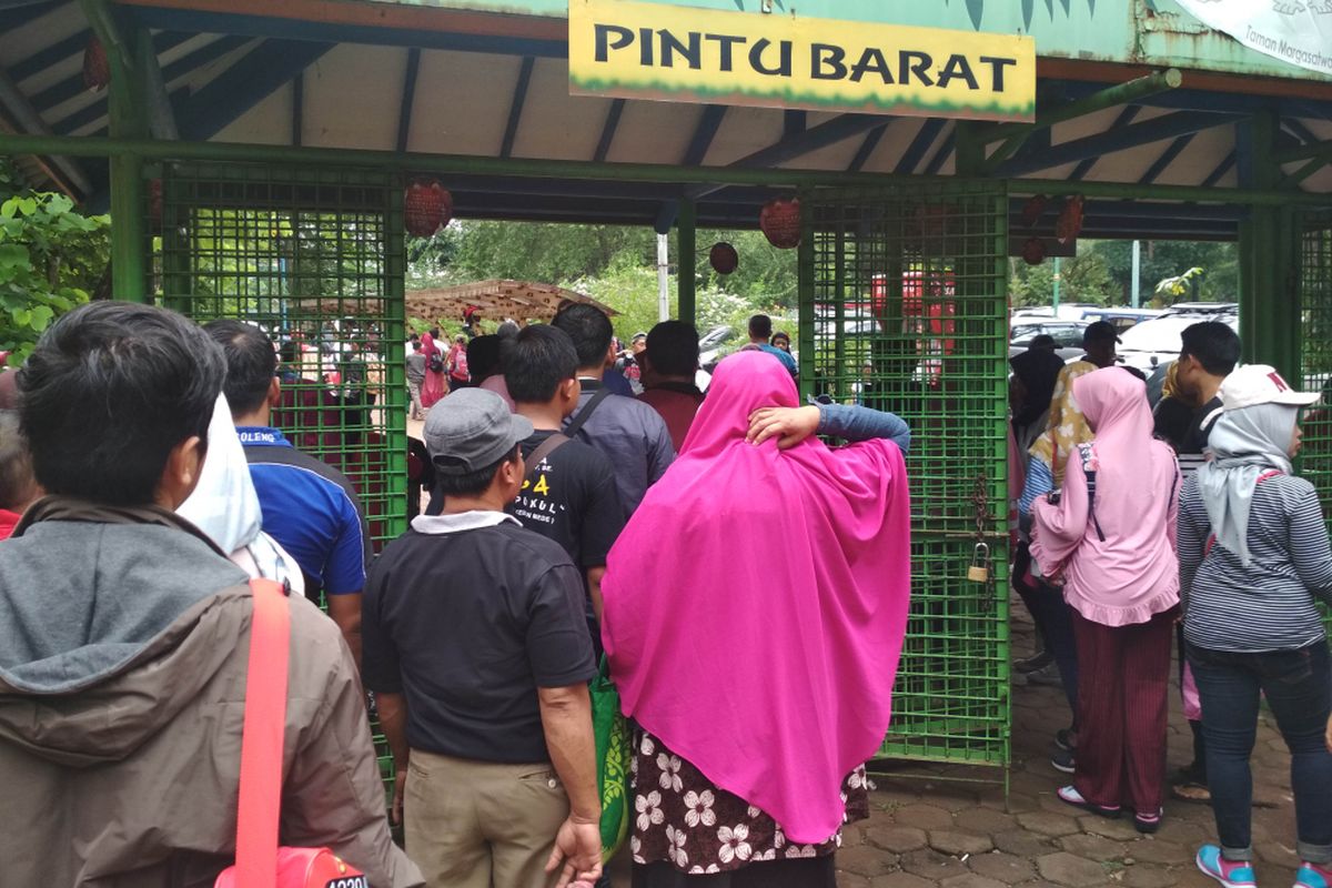 Pengunjung Taman Margasatwa Ragunan mengantri didepan Pintu Masuk 