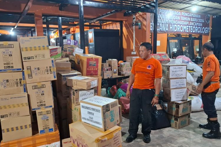 TERKUMPUL—Petugas BPBD Kabupaten Madiun, Jawa Timur menata bantuan bagi korban banjir bandang dan longsor di Sumatera dan Aceh.
