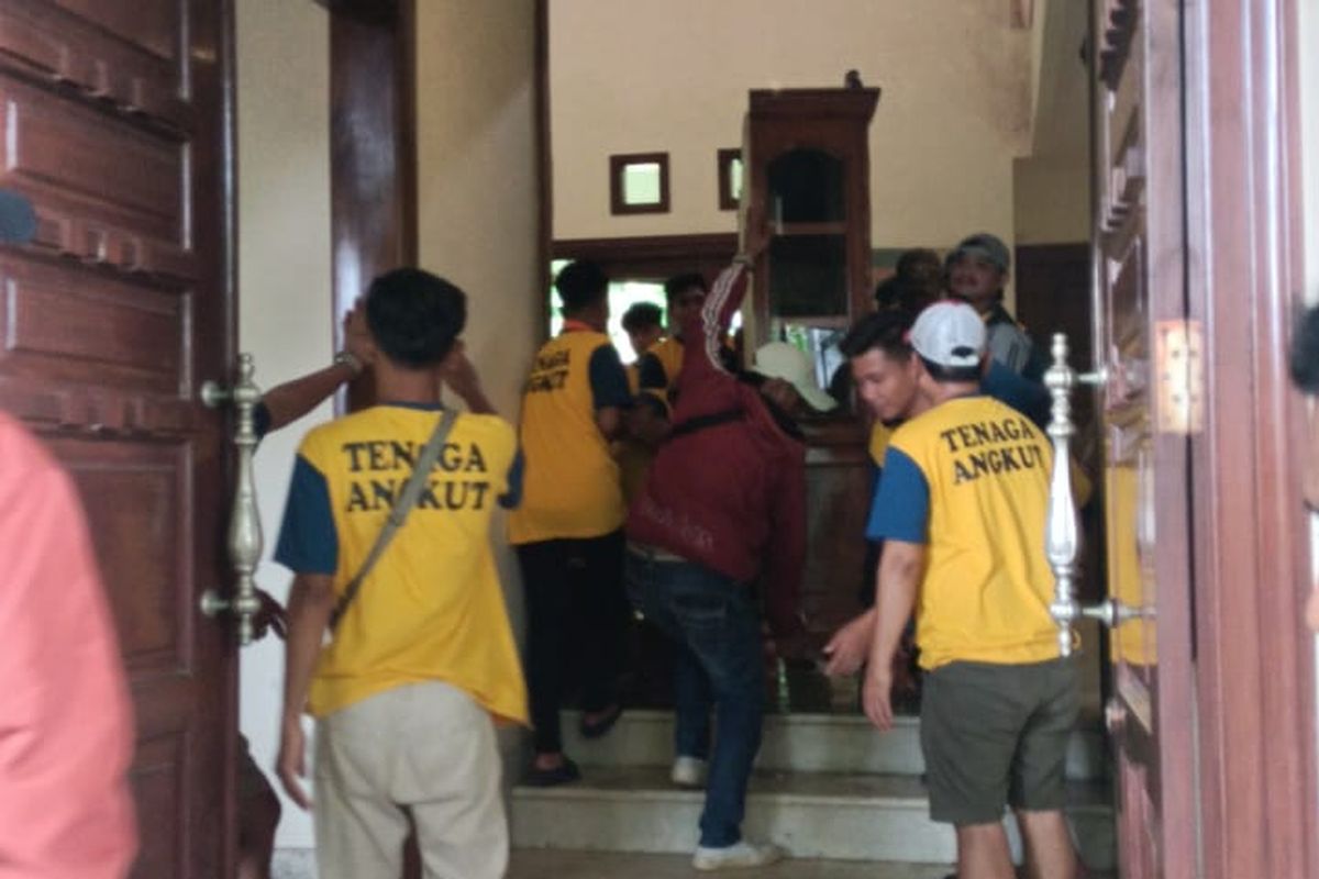 Proses eksekusi rumah milik Hendrawati Endah Noveni atau dikenal dengan Novi Zaenal yakni istri pendiri klub sepak bola Arema oleh Pengadilan Negeri Kelas I A Malang (PN Malang) pada Selasa (28/11/2023), siang.