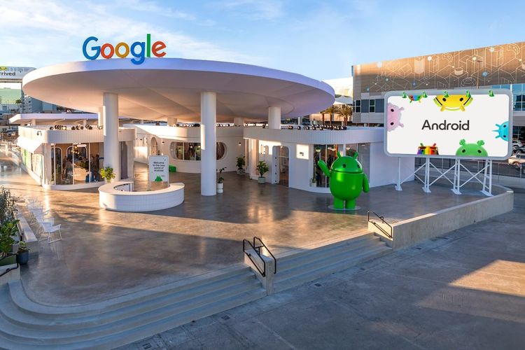 Google dan maskot robot hijau Android di ajang pameran teknologi tahunan, CES 2024 (Consumer Electronics Show) yang berlangsung di Las Vegas, Amerika Serikat (AS)