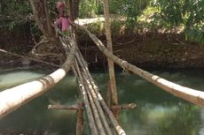 Warga 2 Desa Ini Setiap Hari Bertaruh Nyawa Seberangi Jembatan Bambu