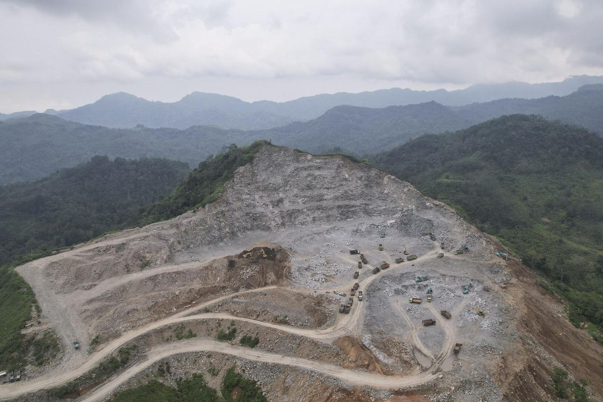 Foto udara pekerja menggunakan alat berat mengangkut material batu andesit untuk pembangunan Bendungan Leuwikeris di Gunung Pangajar, Kabupaten Tasikmalaya, Jawa Barat, Kamis (7/3/2024). Kementerian PUPR terus mendorong optimalisasi pemanfaatan waduk atau bendungan multiguna untuk mencapai target Energi Baru Terbarukan (EBT) sebesar 23 persen pada tahun 2025 menuju zero emission pada tahun 2060.