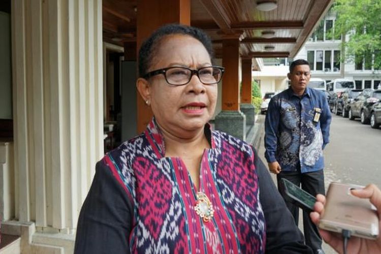 Menteri Pemberdayaan Perempuan dan Perlindungan Anak, Yohana Susana Yembise saat ditemui di kantor Kemenko Polhukam, Jakarta Pusat, Jumat (13/1/2017).
