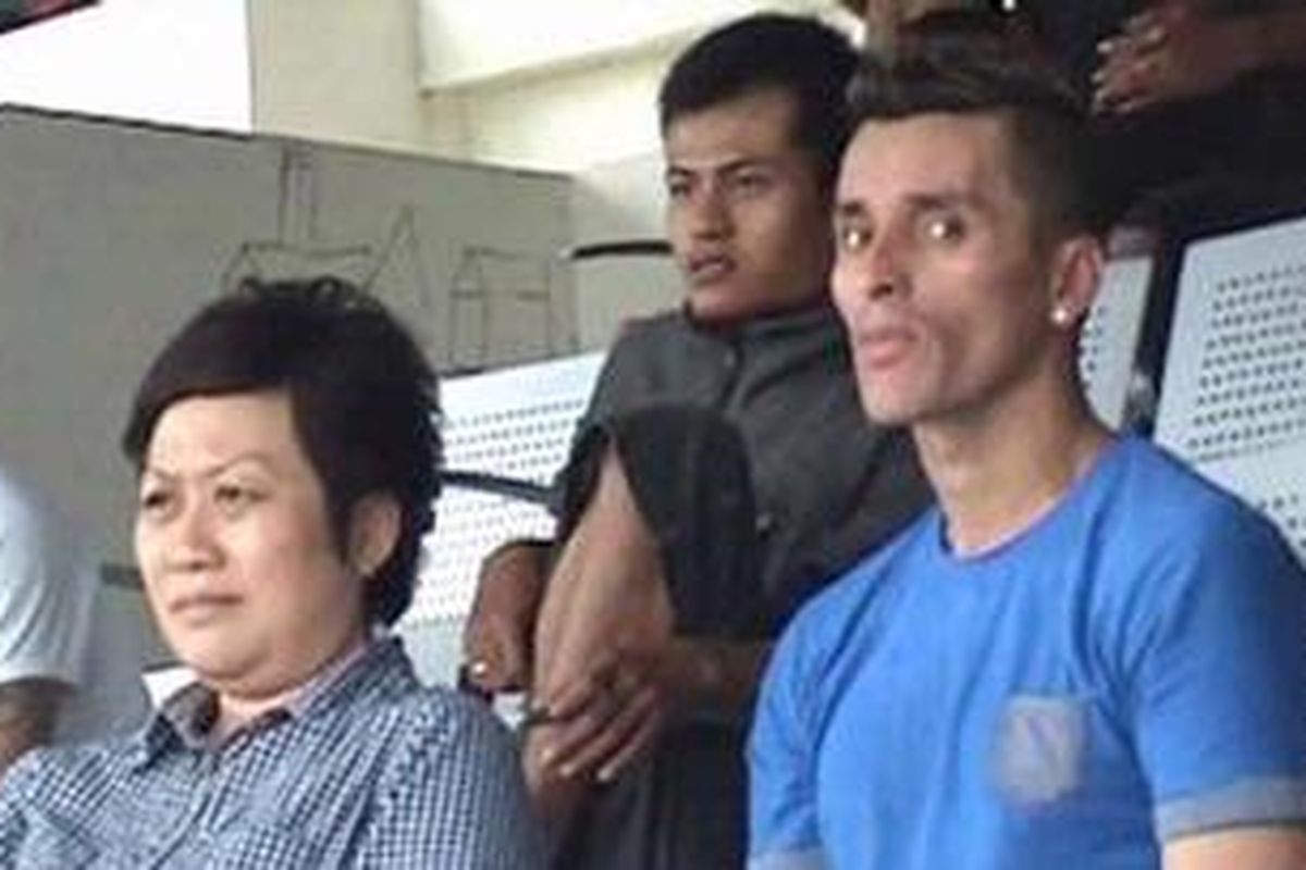 Mendiang Diego Mendieta (pakai baju biru)saat menonton pertandingan bola di Stadion Manahan, Solo. 