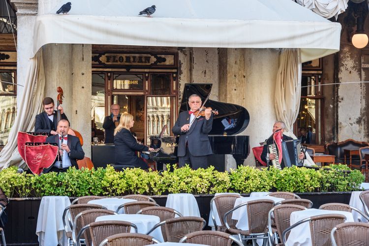 Kafe tertua di Eropa menampilkan pertunjukan orkestra. 