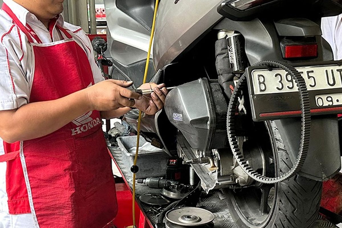 Servis motor Honda di AHASS.