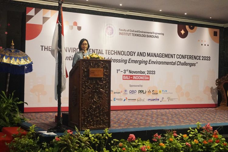 Pakar yang juga Rektor ITB, Prof. Reini Wirahadikusuma hadir dalam acara The 7th Enviromental Technology and Management Conference (ETMC) 2023.