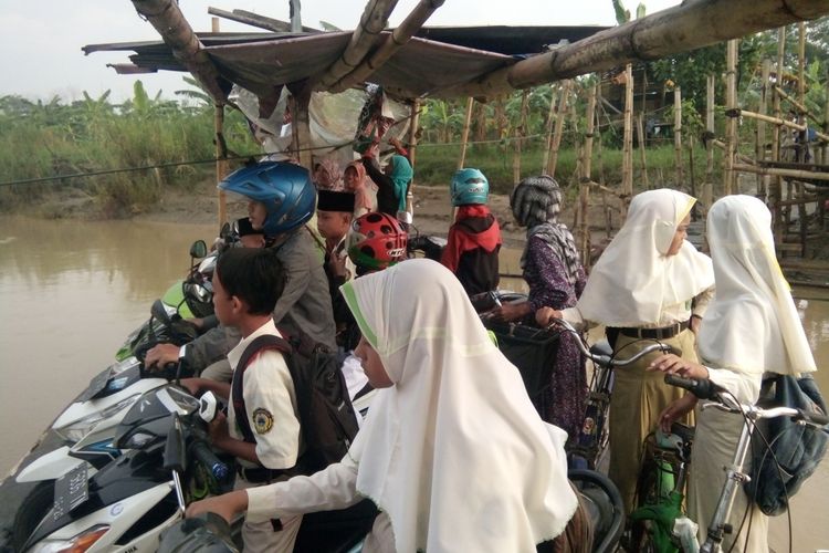 Pelajar dan karyawan memanfaatkan jasa penyeberangan Sungai Tuntang, Rabu (7/3/2018).