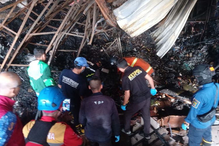 Sejumlah personil gabungan berupaya mengevakuasi jenazah korban kebakaran toko matrial di Kabupaten Cianjur, Jawa Barat, Rabu (17/1/2024) pagi, Peristiwa Selasa petang tersebut merenggut tiga korban jiwa, 