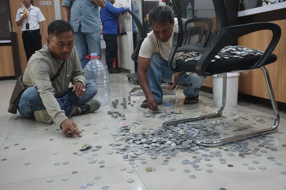 Warga Kabupaten Jombang, Jawa Timur, protes kenaikan Pajak Bumi dan Bangunan (PBB) dengan membayar pajak menggunakan uang koin, Senin (11/8/2025).