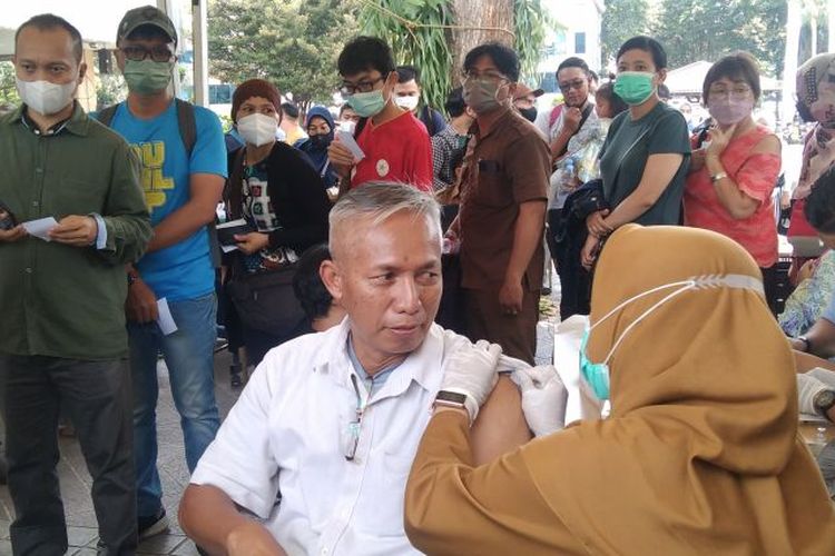 Petugas kesehatan menyuntikkan vaksin dosis empat di Balai Kota Jakarta, Selasa (24/1/2023). 