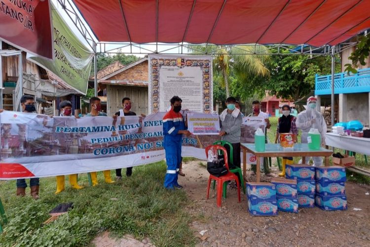 Pertamina Hulu Energi (PHE) Ogan Komering dan PHE Raja Tempirai bersama SKK Migas Perwakilan Sumatera Bagian Selatan (Sumbagsel) berikan bantuan penanganan Covid-19. 
