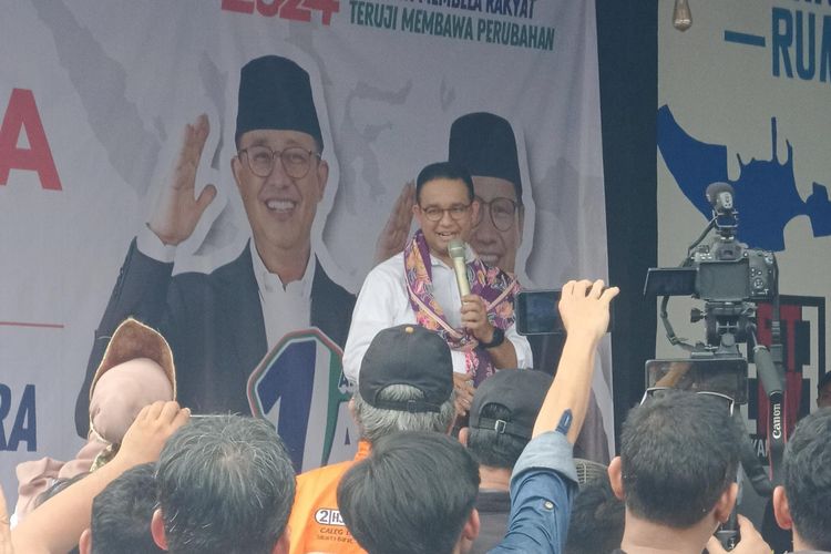 Calon presiden nomor urut 1, Anies Baswedan saat kampanye perdana di Kampung Tanah Merah, Koja, Jakarta Utara, Selasa (28/11/2023).