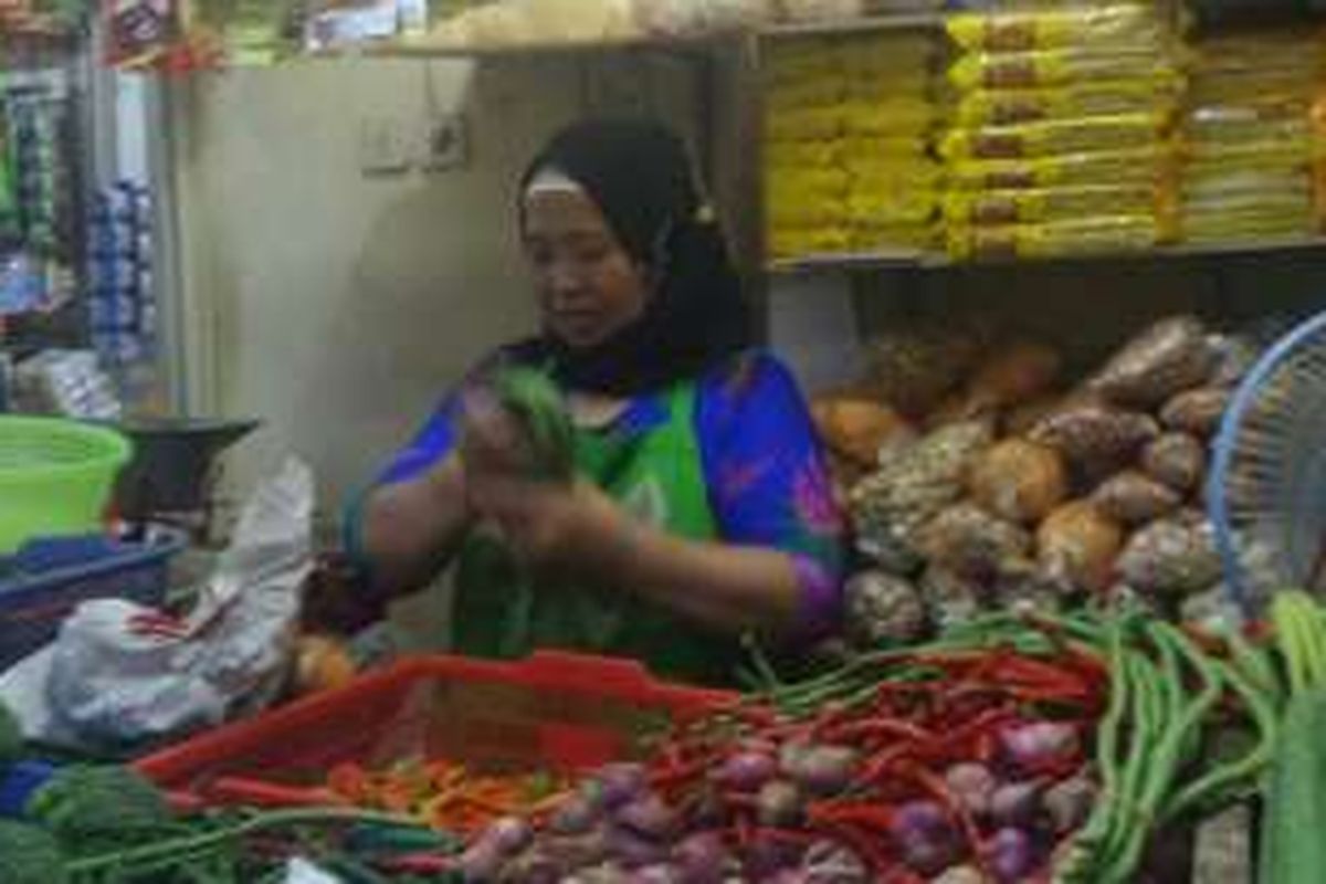 Pedagang sayur mayur di Pasar Jaya Gondangdia. 