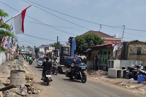 Trotoar Dibongkar, Jalan Menyempit, Pengguna Jalan Pemuda Depok Minta Proyek Dipercepat