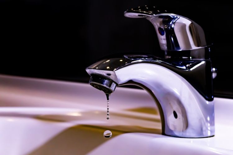 Cara Hilangkan Noda Berkerak di Keran Air Kamar Mandi 