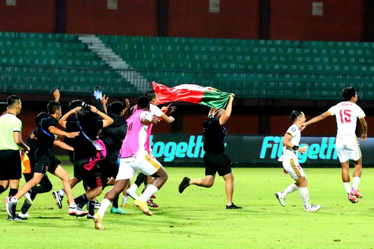 Pelatih PSM Makassar Bernardo Tavares berlari membawa bendera seusai menyegel juara Liga 1 2022-2023 pada pekan ke-32 melawan Madura United yang berakhir dengan skor 1-3 di Stadion Gelora Ratu Pamelingan Pamekasan, Jumat (31/3/2023) malam.