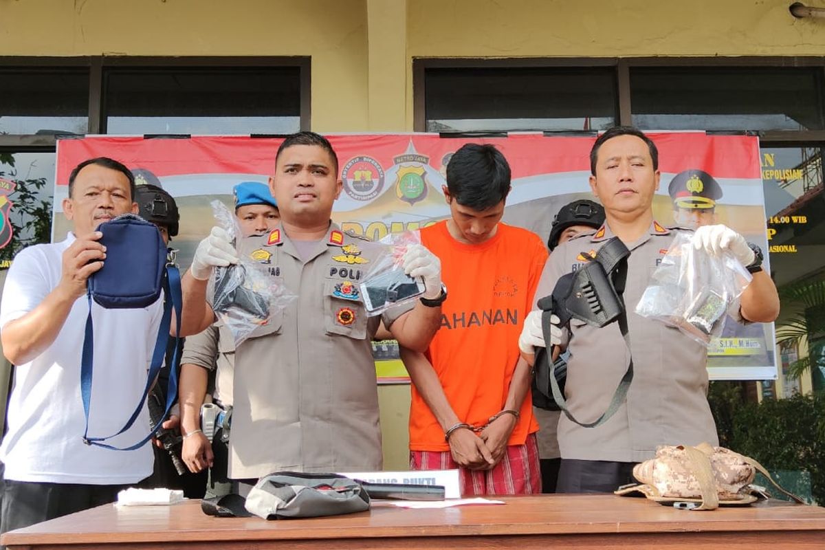 Polisi menunjukkan barang bukti hasil pemerasan yang dilakukan RS (24), warga Depok ketika beraksi di bilangan Cilodong dengan modus pamer pistol mainan, Senin (3/2/2020).
