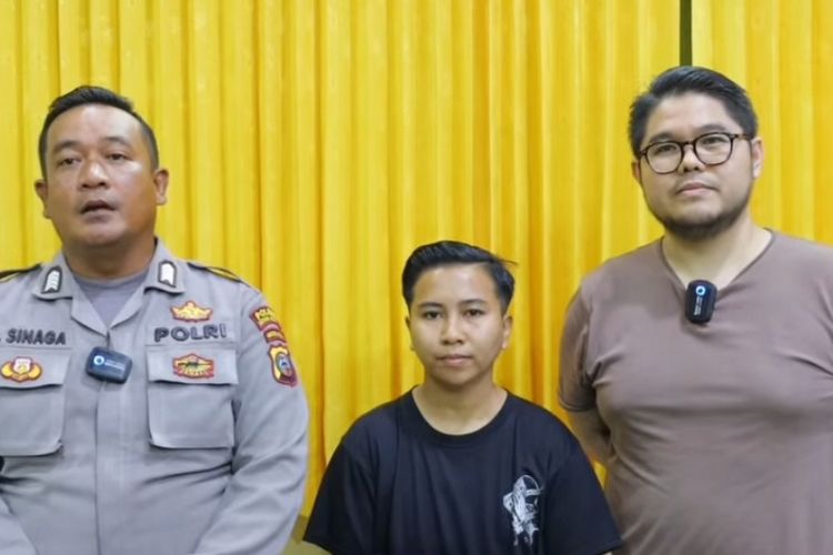   Bripka R Sinaga anggota Polres Sergai saat proses mediasi dengan karyawan dan pemilik toko elektronik bernama Regan di Polres Tebing Tinggi, Rabu (18/12/2024) 