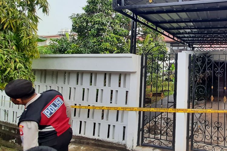 Polisi melakukan olah tempat kejadian perkara (TKP) terkait kasus sekeluarga tewas di dalam sebuah kamar mandi di rumah di Jalan Pulomas Barat 12, Kelurahan Kayu Putih, Kecamatan Pulogadung, Jakarta Timur. Foto diambil pada Selasa (22/3/2022).