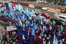 Sempat Berteduh dari Gerimis, Ribuan Buruh Bergerak Menuju Istana Negara