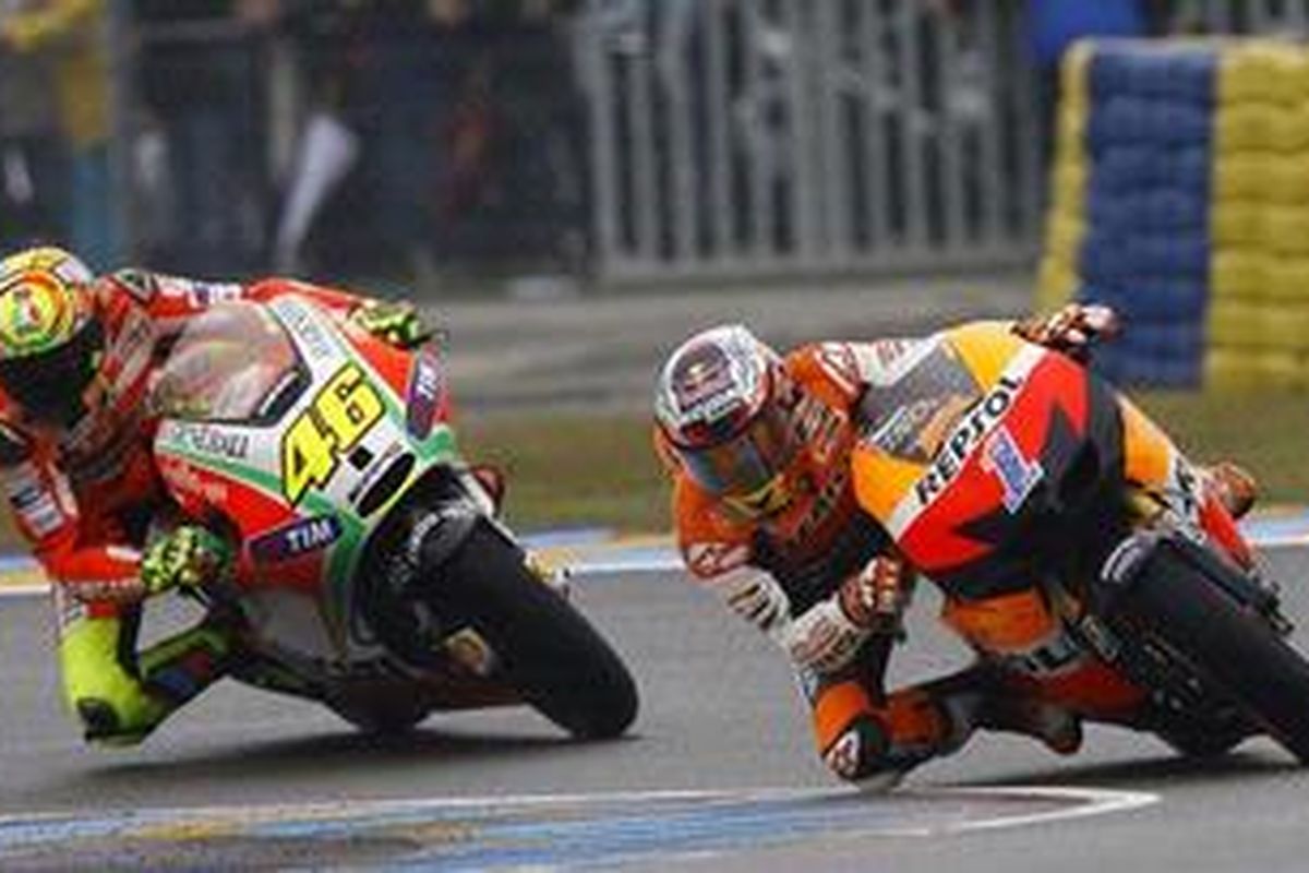 Pebalap Ducati, Valentino Rossi (kiri), dan pebalap Repsol Honda, Casey Stoner.