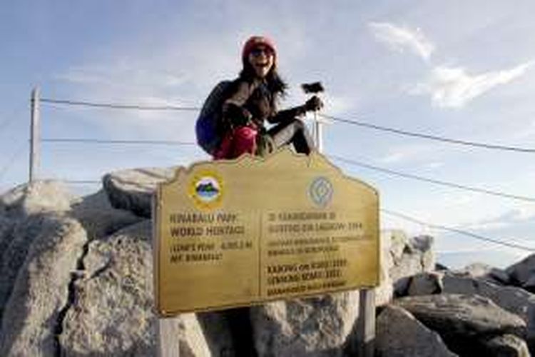 Pendaki berfoto di puncak Low's Peak Gunung Kinabalu, Sabah, Malaysia, Selasa (22/11/2016) pagi. Gunung Kinabalu sendiri berstatus sebagai gunung tertinggi di Pulau Kalimantan yakni berketinggian 4.095,2 meter di atas permukaan laut (mdpl). 