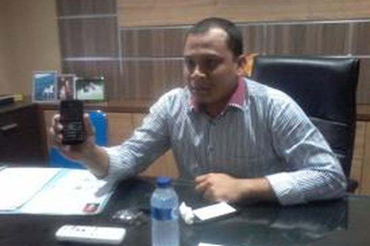 Wakil Kepala Satuan Reserse Kriminal Polrestabes Makassar Kompol Tri Hambodo memperlihatkan ponsel milik korban yang disita dari dua tersangka.