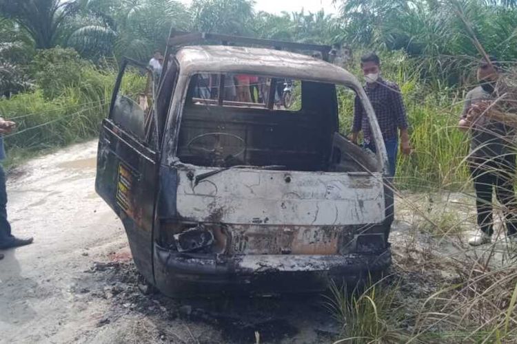 Petugas kepolisian melakukan olah TKP pada mobil terbakar dan pengemudinya tewas di Desa Tasik Serai, Kecamatan Talang Muandau, Kabupaten Bengkalis, Riau, Kamis (27/10/2022).