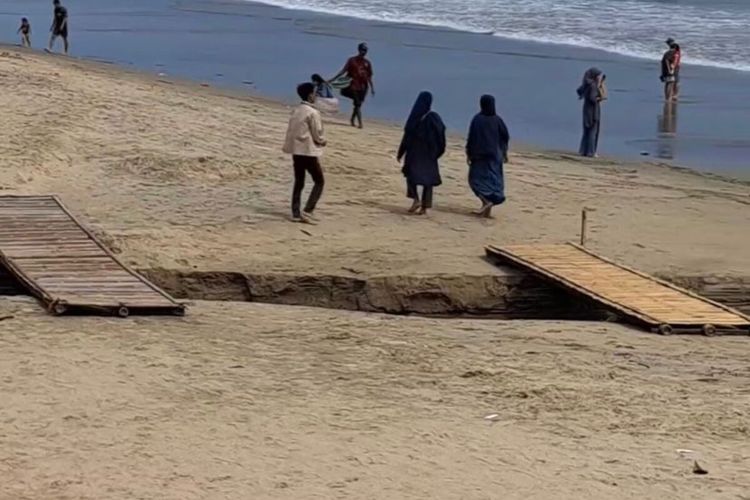 Pengunjung Kena Pungli di Pantai Carita Menyeberang Jembatan