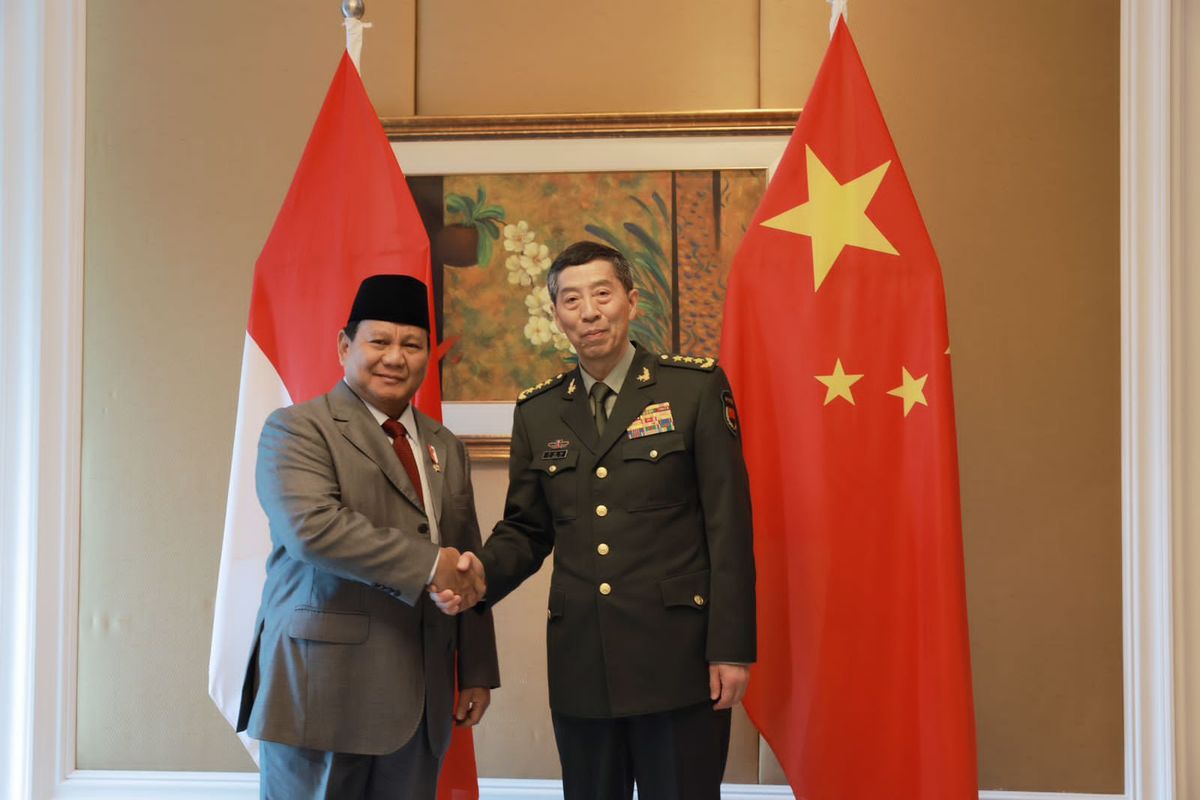 Menteri Pertahanan Prabowo Subianto menginginkan kerja sama antara Indonesia dan China ditingkatkan.  Hal itu ia sampaikan saat melakukan pertemuan bilateral dengan Menteri Pertahanan China Li Shangfu di Shangri-La Hotel, Singapura, Minggu (4/6/2023).