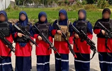 5 Fakta Foto Viral Santriwati Bawa Senjata Laras Panjang dan ...