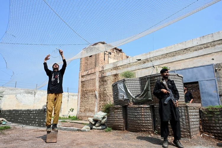 Pakistan Pasang Jaring Ikan untuk Tangkap Drone Musuh