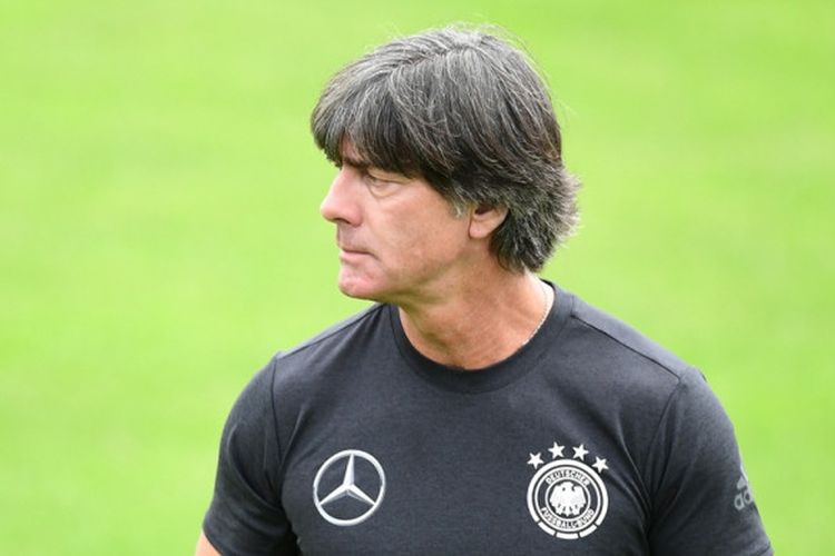 Pelatih Jerman, Joachim Loew, memimpin sesi latihan timnya di Rungghof training center, Bolzano, Italia pada 24 Mei 2018.
