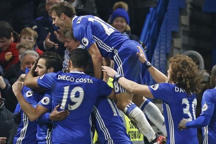 Para pemain Chelsea merayakan gol ke gawang Stoke City dalam lanjutan Premier League, di Stadion Stamford Bridge, Sabtu (31/12/2016).