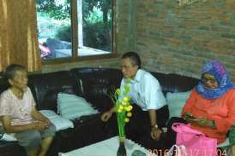 Sekjen Lembaga Perlindungan Anak Indonesia (LPAI) Samsul Ridwan (tengah) mengunjungi rumah SFS di Jl Raden Wijaya II, Langensari, Senin (17/11/2016). 