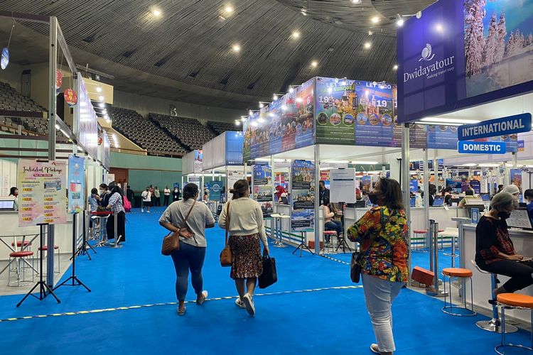 Suasana Kompas Travel Fair (KTF) 2022 pada hari pertama, Jumat (9/9/2022), yang digelar di Plenary Hall, JCC, Senayan, Jakarta Pusat.  