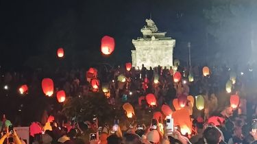 Serunya Menerbangkan Lampion di Tengah Hawa Dingin Pegunungan Gedongsongo