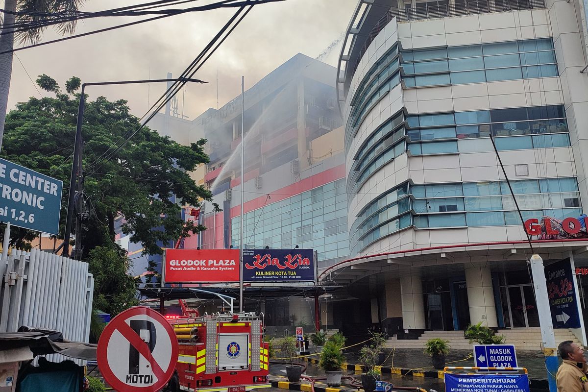 Pemadaman Kebakaran Glodok Plaza Rampung, Pencarian Korban Dilanjutkan Besok