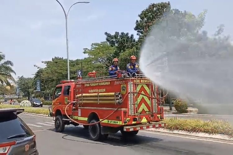 Cegah Udara Tercemar, Damkar Bogor Semprot 11 Jalan Terdampak Abu Vulkanik Anak Krakatau