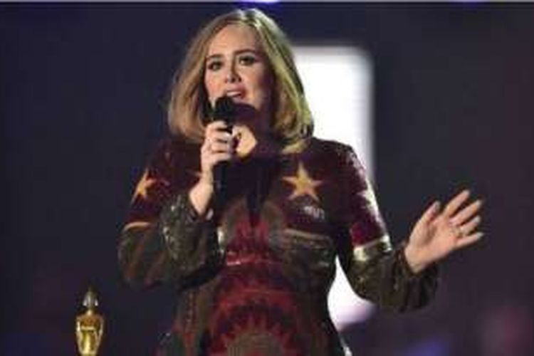 Adele tampil dalam pergelaran Brit Awards 2016 di The O2, London, Inggris, Rabu (24/2/2016) waktu setempat.
