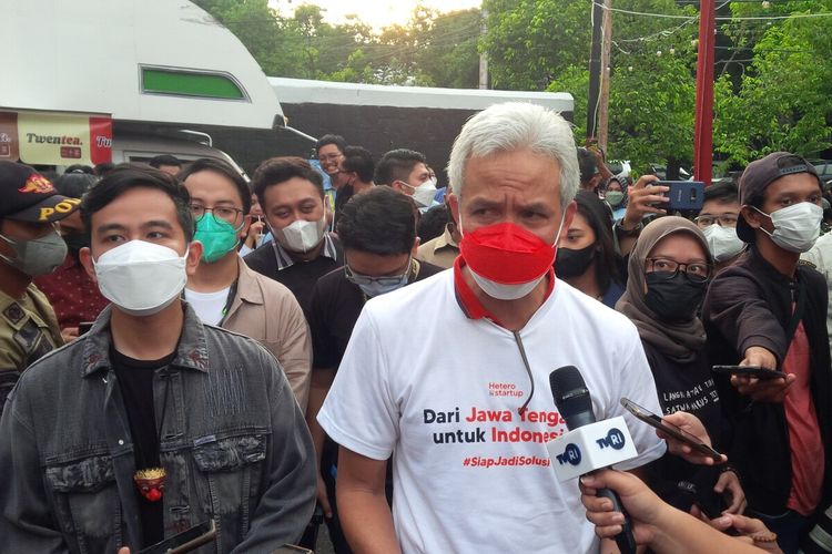 Foto : Gubernur Jawa Tengah Ganjar Pranowo bersama Wali Kota Solo Gibran Rakabuming Raka dalam peresmian Hetero Space di Jalan Urip Sumoharjo Solo, Jawa Tengah, Minggu (19/12/2021).